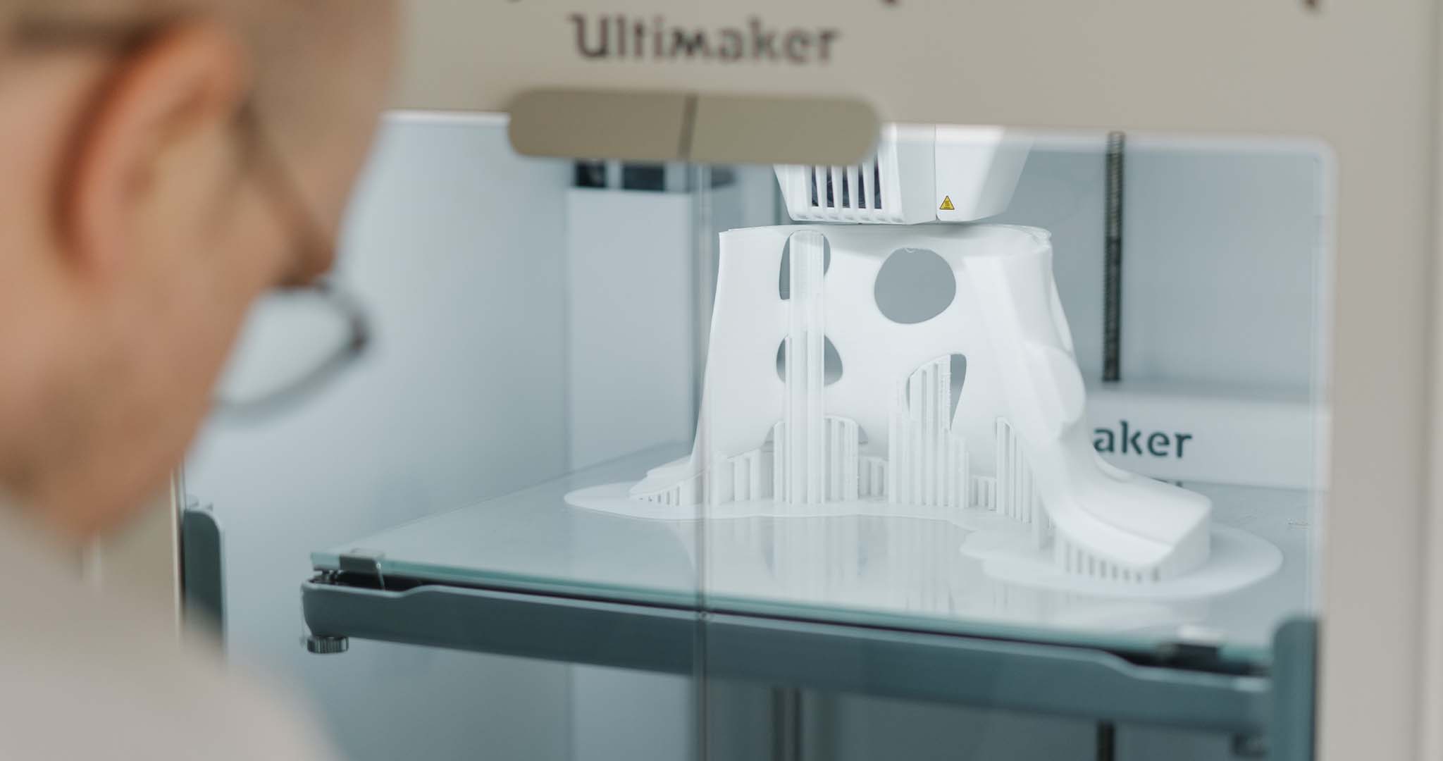 imprimante 3D imprimant un objet 