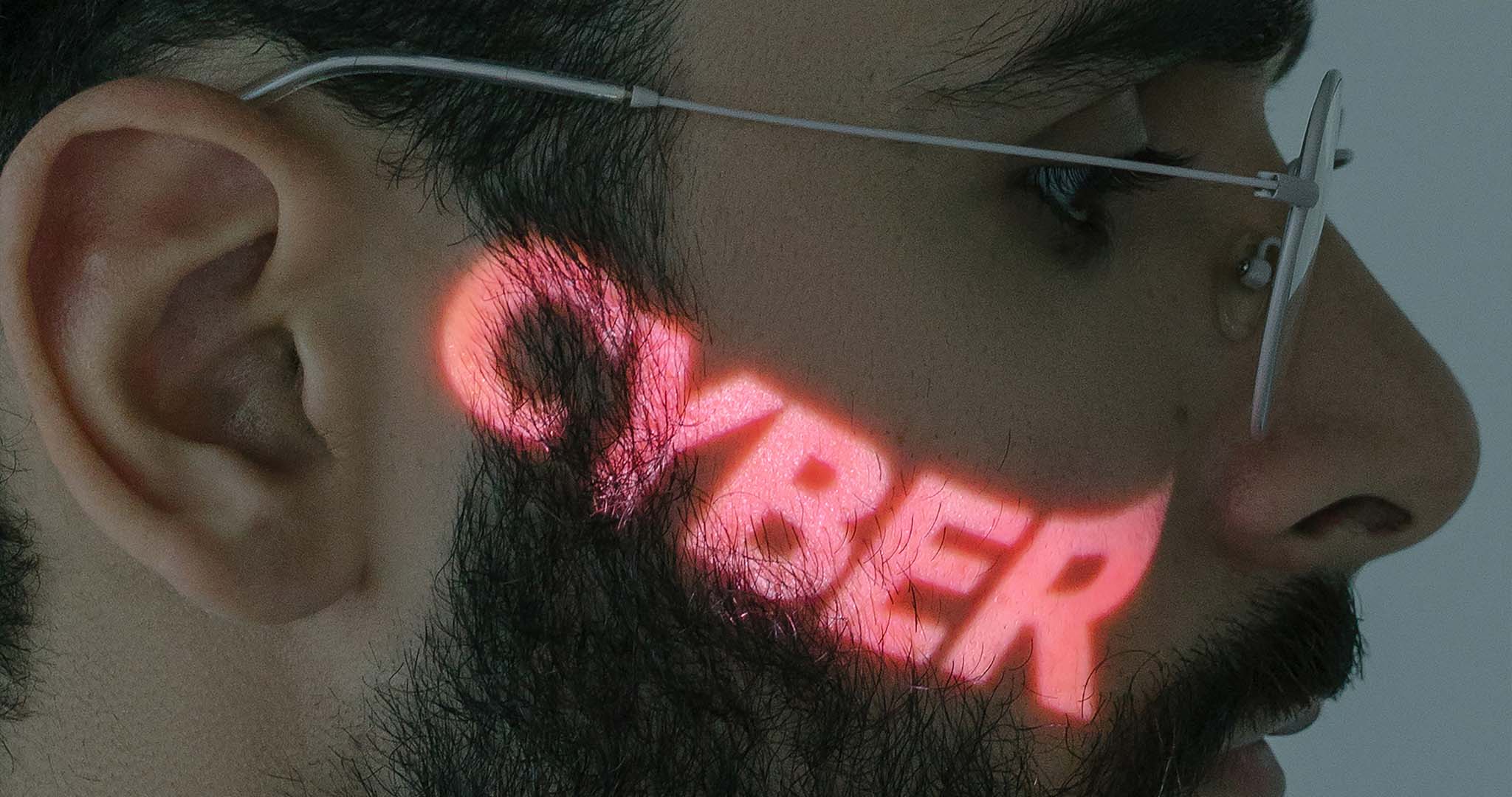 un homme avec écrit "cyber" sur sa joue