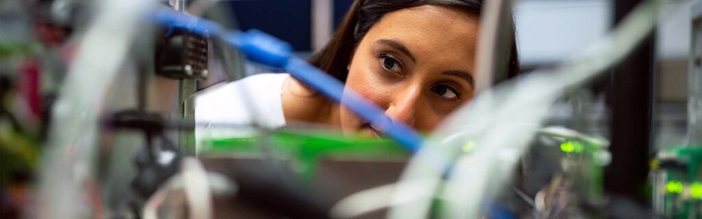 Une femme observe et analyse de la mécanique