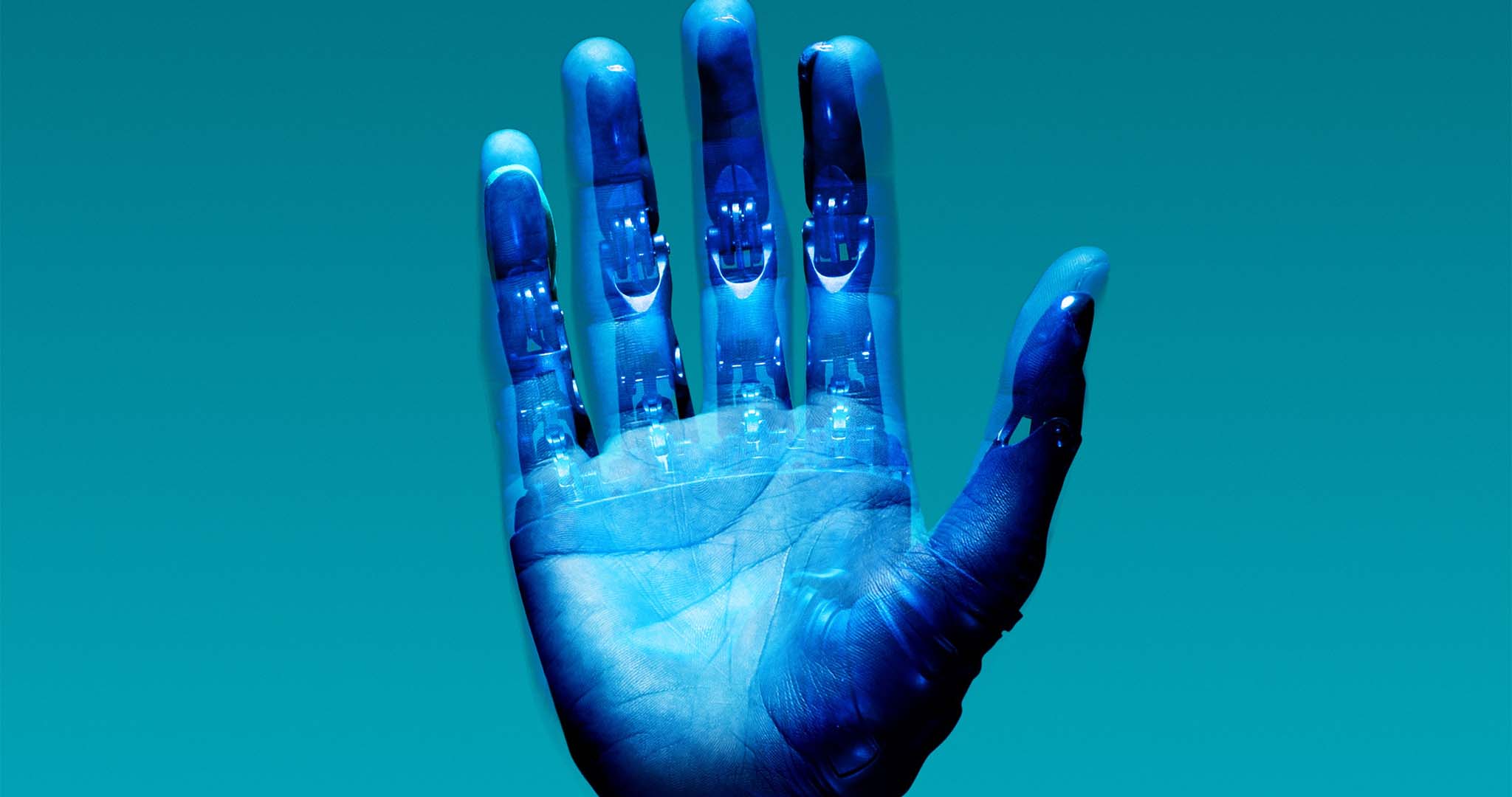 Main d'humain en transparence avec une main de robot